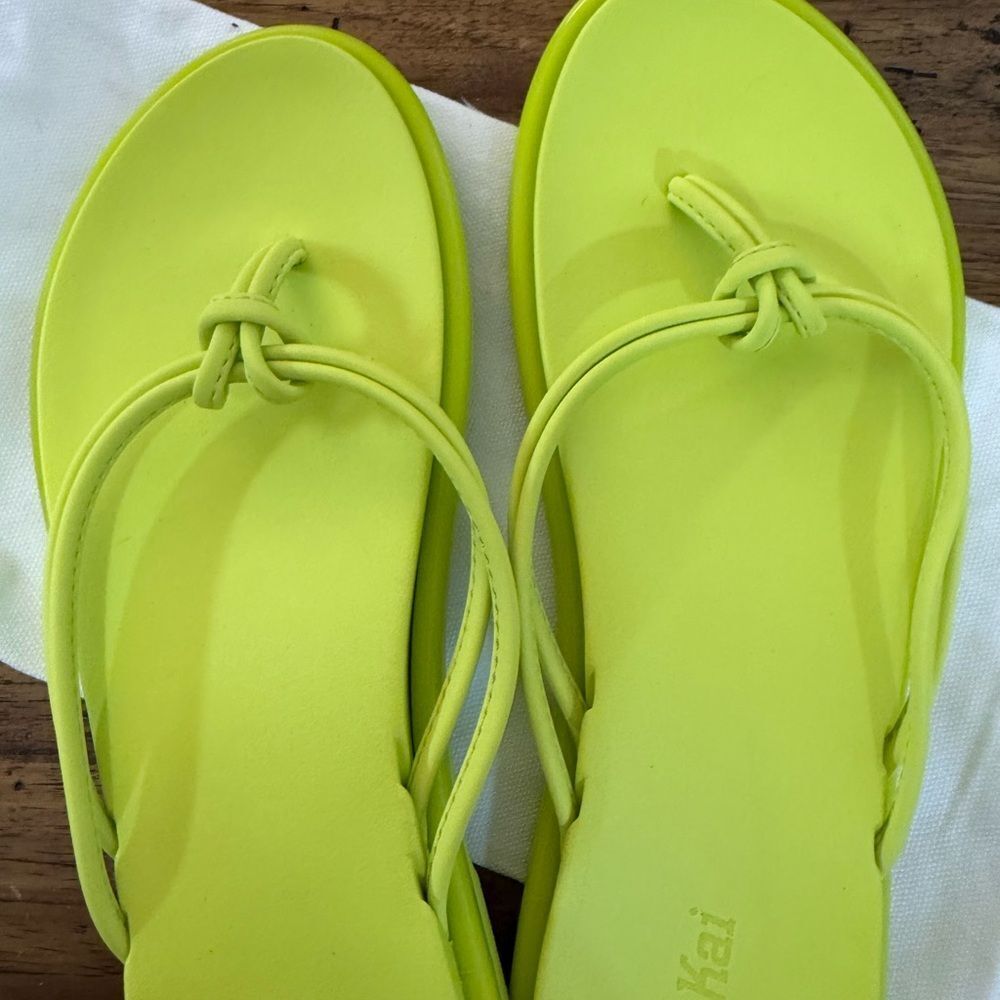 Olukai AKA flip flop
Sandals new in bag - Picture 3 of 11